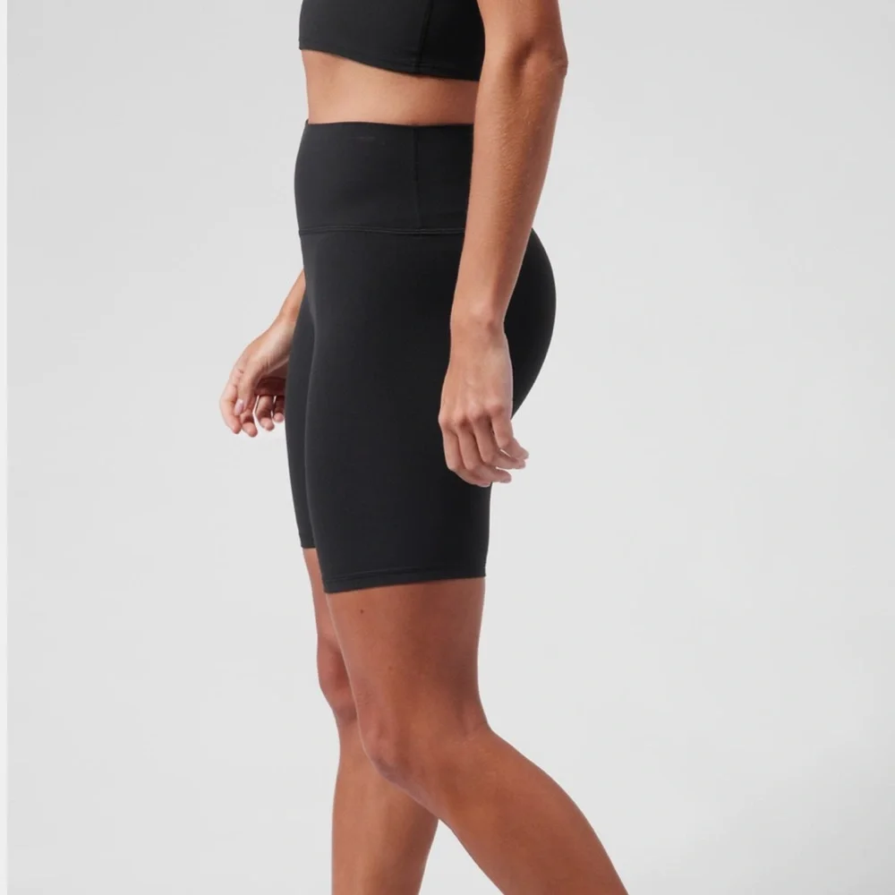 NWT Athleta Transcend 7" Short in Black - Picture 3 of 12